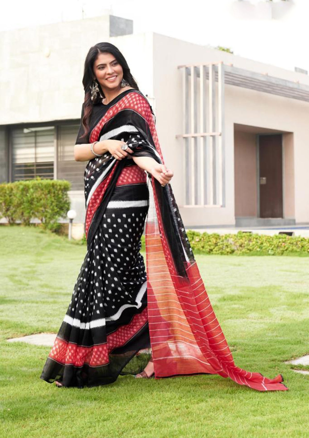 Black-white Ikkat Print Soft Mulmul saree